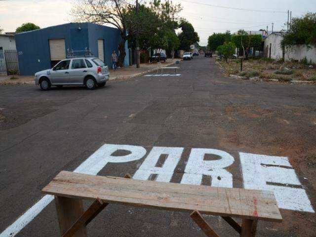 Morador sinaliza por conta pr&oacute;pria cruzamento em bairro