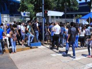 Movimentação de candidatos em Campo Grande no primeiro dia de prova do Enem, em novembro (Foto: Marina Pacheco)