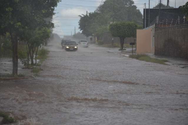 Chuva forte na regi&atilde;o do Tijuca inunda ruas e provoca acidente