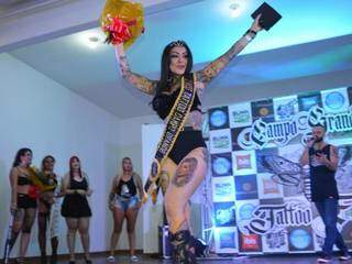 A funcionária pública, de 32 anos, Jociene Acosta Gomes, venceu o primeiro Miss Tattoo de Campo Grande.