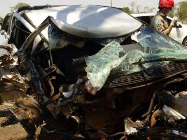 Caminhonete bate em &aacute;rvore depois de tentar desviar de carro