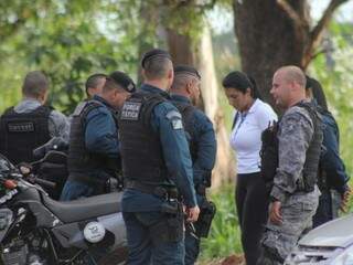 Policiais militares durante prisão de mulheres ontem na Capital (Foto: Marcos Ermínio)