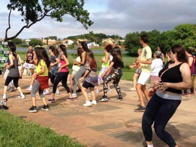 Aulão com dança de salão vai ocupar praça para arrecadar ração para cães 