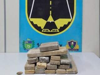 Jovens s&atilde;o flagrados com mochilas &quot;recheadas&quot; de maconha em &ocirc;nibus 