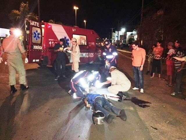 Ve&iacute;culo atropela, arrasta por 80 metros e mata motociclista na volta do trabalho