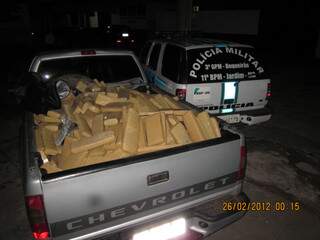 Tabletes eram transportados na carroceria da caminhonete (Foto: Divulgação/PM)