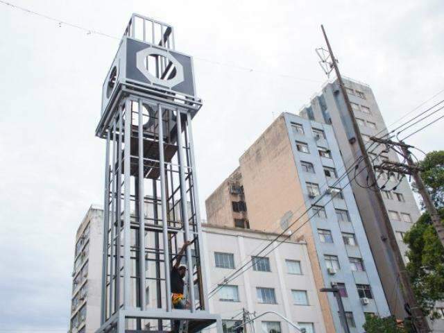 Prefeitura atende pedidos e instala rel&oacute;gio em monumento na 14 de Julho