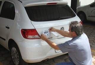 Como parte da campanha de mobilização, carros estão sendo adesivados. (Foto: Divulgação/TJ-MS)