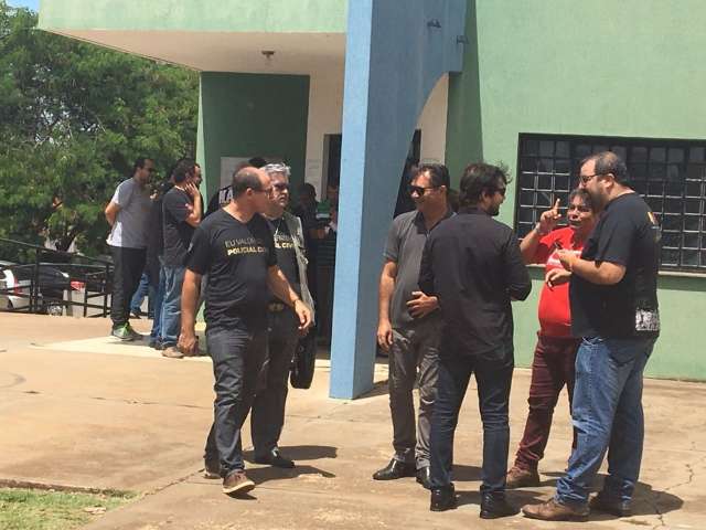 Sindicalistas tentam impedir pris&atilde;o de servidor por porta quebrada em protesto