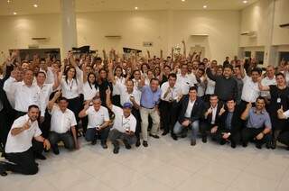 Sérgio Dias Campos, presidente da Perkal, no centro de azul, ao lado de representantes da Chevrolet e os colaboradores da empresa em Mato Grosso do Sul (Foto: Alcides Neto)