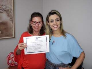 Juliana com participante de curso de thetahealing, ministrado em Campo Grande. (Foto: Arquivo pessoal) 
