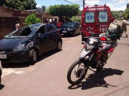 Motorista perde controle de HB20, bate em carro estacionado e capota 