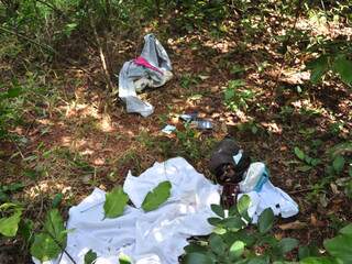 Objetos da vítima foram deixados em matagal no campus. (Foto: João Garrigó)