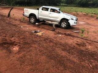 Camionete Toyota Hylux que capotou em estrada vicinal (Divulgação) 