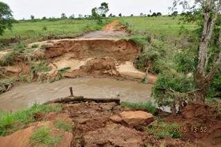 Pontes foram levadas e estradas vicinais ficaram destruídas em Jateí.(Foto: MS Cidades)