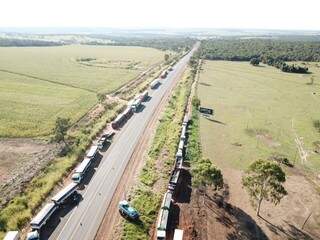 Fila de caminhões por rodovia em Bandeirantes. (Foto: Willian Rafael Rosa) 