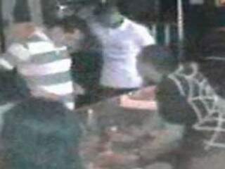 Imagem mostra momento em que policial exibe arma para intimidar garçom
