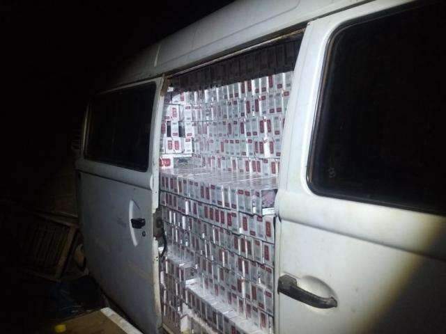Pol&iacute;cia localiza dep&oacute;sito com 100 mil carteiras de cigarros na Capital