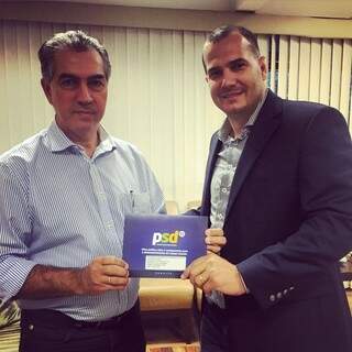 à esquerda, o governador do Estado, Reinaldo Azambuja (PSDB), com o presidente do PSD, Robison Gatti. (Foto: Divulgação)