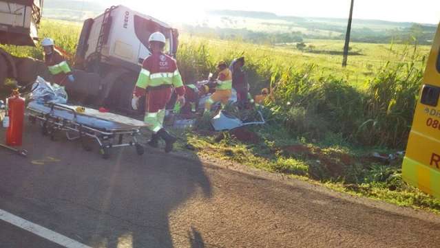 Carro fica destru&iacute;do em colis&atilde;o com carreta e condutor fica em estado grave