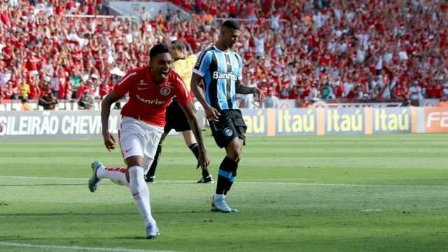 Internacional vence o Gr&ecirc;mio por 1  a 0 e mant&eacute;m chances de classifica&ccedil;&atilde;o 