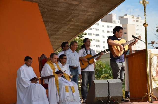 Manifesta&ccedil;&atilde;o da f&eacute; re&uacute;ne cat&oacute;licos na Pra&ccedil;a do R&aacute;dio e em mais de 100 pa&iacute;ses