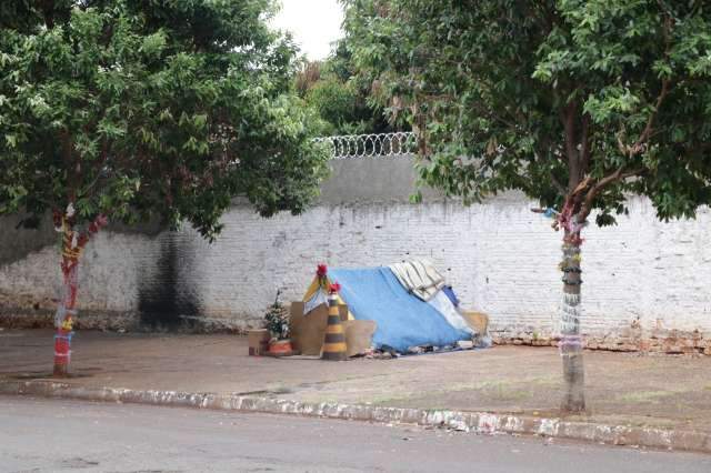 Em barraquinha, moradora de rua n&atilde;o esqueceu de &aacute;rvore e tapete de boas-vindas