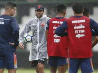 Técnico Alberto Valentim conversa com jogadores no último treino do Vasco (Foto: Divulgação)