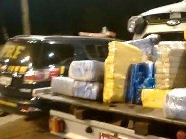 Com 470 kg de maconha no carro, condutor foge e s&oacute; para ao bater em poste 