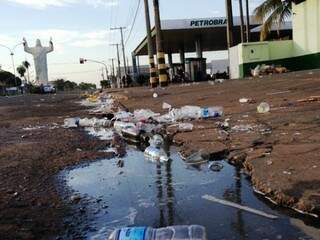 Lixo deixado nas ruas de Três Lagoas após festa de ontem. (Foto: Rádio Caçula)