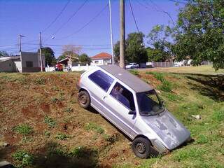 Carro só parou em barranco. (Foto: Sidney Gonçalves )