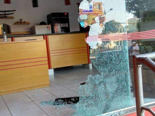 Bandidos estouram porta de vidro e restaurante &eacute; furtado pela 9&ordm; vez