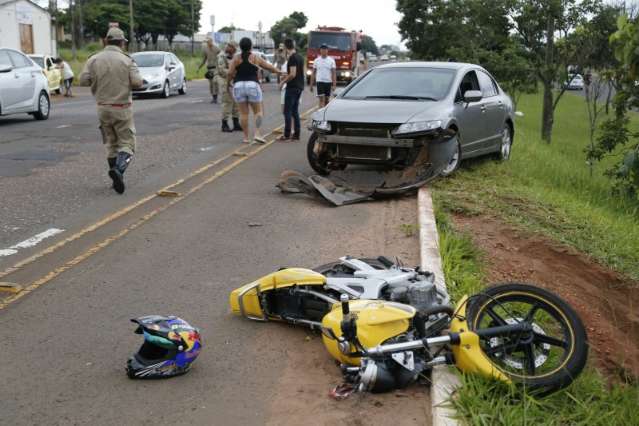 Motociclista n&atilde;o d&aacute; sinal para mudar de faixa e &eacute; atingido por carro