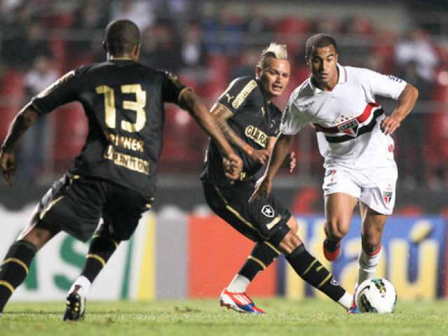  S&atilde;o Paulo goleia Botafogo por 4 a 0 e encosta na zona da Libertadores