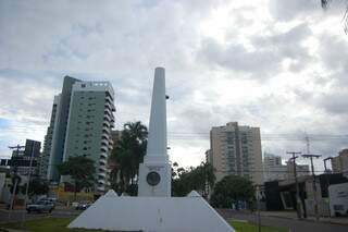 Obelisco, no cruzamento da avenida Afonso Pena com a rua José Antônio, centro de Campo Grande (Foto: Marlon Ganassin)