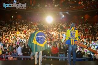 Munhoz e Mariano usaram bandeia de Campo Grande no palco (Foto: Alex Santos)