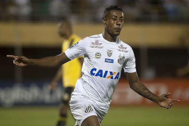 Santos aplica goleada no Bahia e fica mais perto dos l&iacute;deres