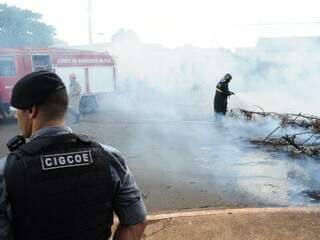Bombeiros apando o fogo que os moradores colocaram para bloquear a rua. (Foto: Rodrigo Pazinato)
