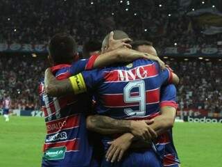 Jogadores comemorando os gols que garantiram a vitória na partida. (Foto: Reprodução/Fortaleza/GazetaEsportiva)