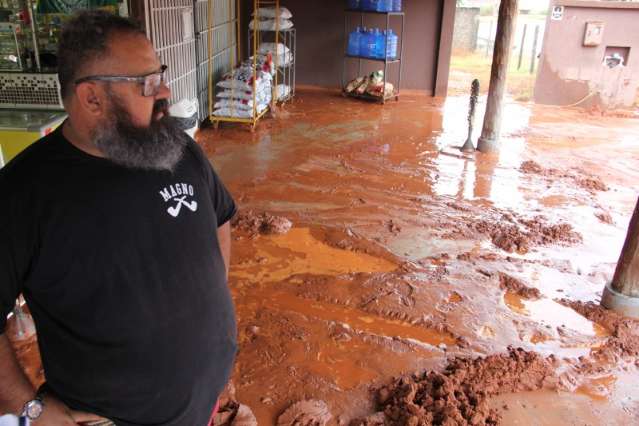 Chuva abre cratera e causa transtornos a moradores em vila