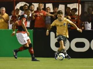 Lance do jogo desta noite no estádio Antônio Accioly em Goiânia. (Foto: Ivan Storti/ Reprodução Gazeta Esportiva) 