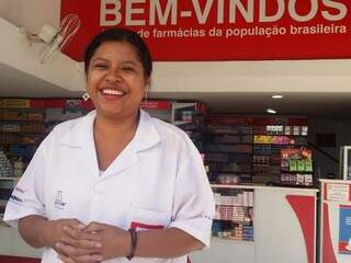 A gerente de farmácia Laurinéia, em frente ao trabalho, está otimista com a revitalização do centro. (Foto: Anahi Gurgel)