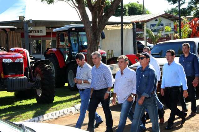Governador participa de abertura da Expomara e anuncia obra de pavimenta&ccedil;&atilde;o
