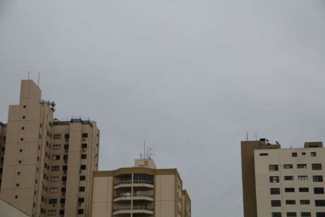 Segunda-feira amanhece com c&eacute;u nublado e previs&atilde;o &eacute; de chuva em MS 