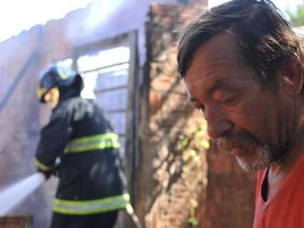 Mangueira de botijão pega fogo e incêndio destrói casa no Colorado 