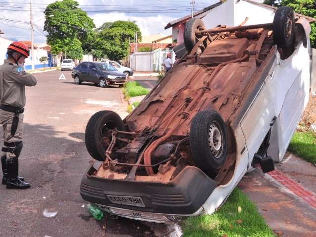 Fiorino capota ap&oacute;s colis&atilde;o com Corsa e motorista fica ferido