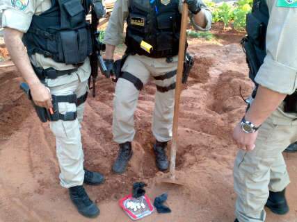  Polícia encontra crack e pasta-base enterrados em Mundo Novo