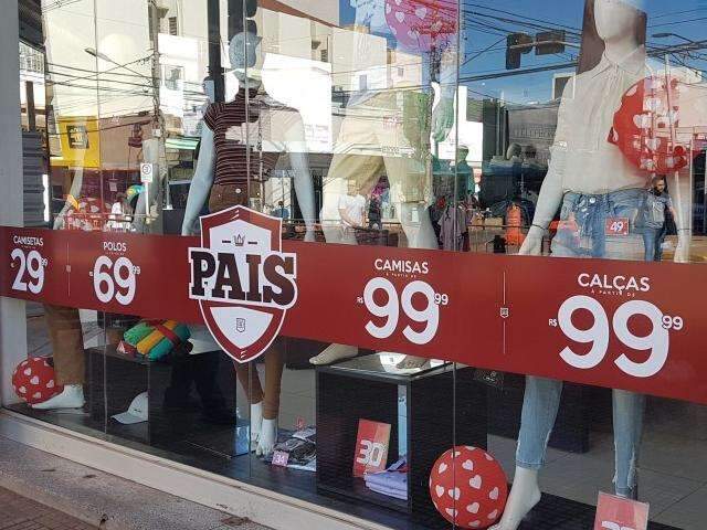 Na v&eacute;spera do Dia dos Pais, com&eacute;rcio tem promo&ccedil;&otilde;es em roupas e sapatos