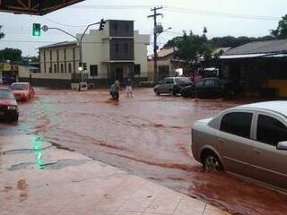 Chuva alagou ruas das Moreninhas hoje (Fotos: Direto das Ruas)