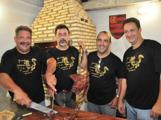 Elpídio Espíndola, Valter Dobro, José Thomáz e Wagner Guimarães, já com a carne pronta.